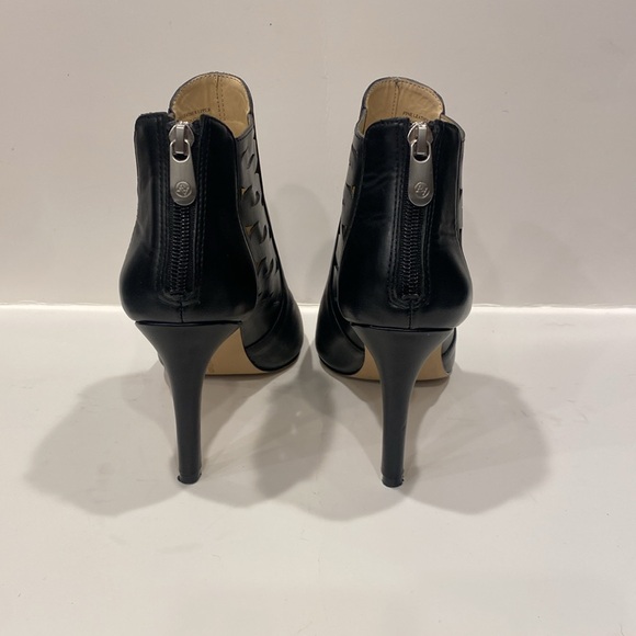 Gently worn like new Adrienne Vittadini black leather boot. - Picture 4 of 10